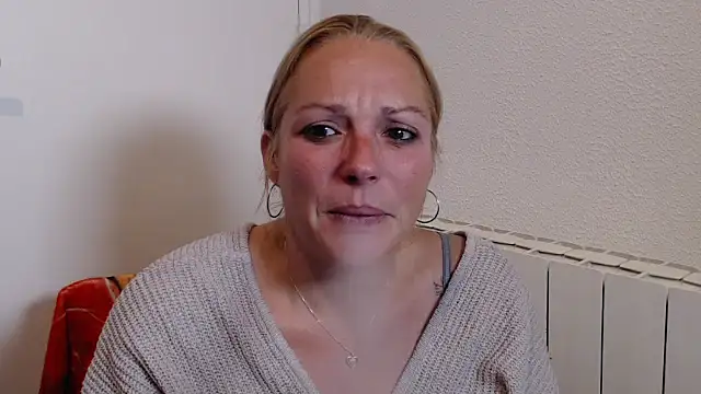 Snapshot of Doucelouve9 chatting on 12.02.25 Doucelouve9 online show from 12.02.25