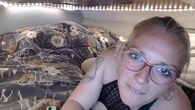 Snapshot of Doucelouve9 chatting on 03.18.26 Doucelouve9 online show from 03.18.26