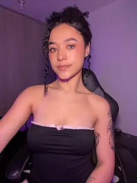 Snapshot of Crystal_Dluna chatting on 11.03.25 Crystal Dluna online show from 11.03.25