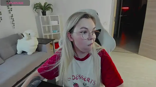 Snapshot of whoa-hoa-hoa-hoa-hoa chatting on 12.18.25 whoa-hoa-hoa-hoa-hoa online show from 12.18.25