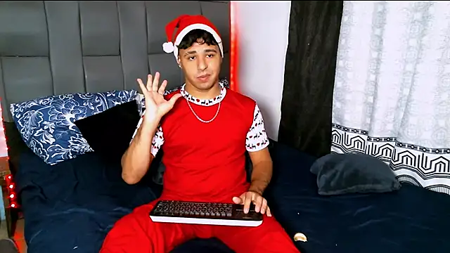 Snapshot of beautiful_james chatting on 01.01.25 beautiful james online show from 01.01.25