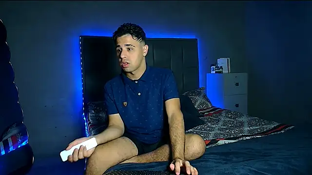 Snapshot of beautiful_james chatting on 12.18.25 beautiful james online show from 12.18.25