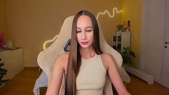 Snapshot of your_emily_ chatting on 03.04.25 your emily online show from 03.04.25