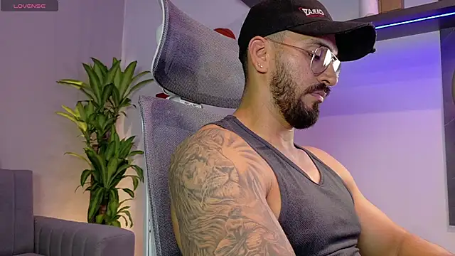 Snapshot of tony_muscle chatting on 06.06.26 tony muscle online show from 06.06.26