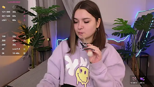 Snapshot of Alice_Walters chatting on 09.29.25 Alice Walters online show from 09.29.25