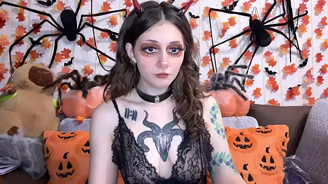 Snapshot of _Devill_Baby chatting on 10.13.25 Devill Baby online show from 10.13.25