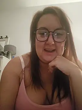 Snapshot of Bekahblows chatting on 11.19.25 Bekahblows online show from 11.19.25