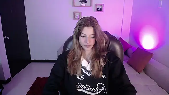 Snapshot of Nora_Vennucci chatting on 12.13.24 Nora Vennucci online show from 12.13.24