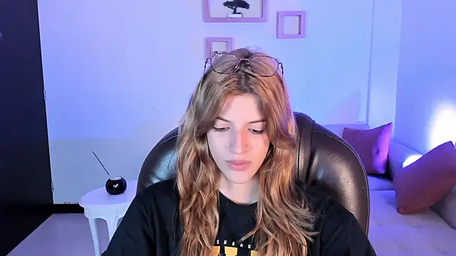 Snapshot of Nora_Vennucci chatting on 02.11.25 Nora Vennucci online show from 02.11.25