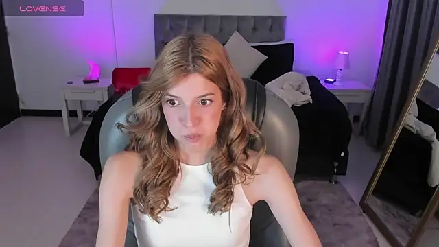 Snapshot of Nora_Vennucci chatting on 03.08.25 Nora Vennucci online show from 03.08.25