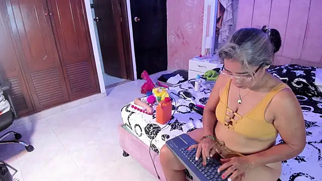 mature bigass   online show from 01.08.25