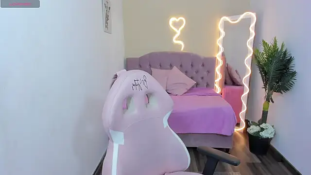 Snapshot of kendra_tay chatting on 02.14.25 kendra tay online show from 02.14.25