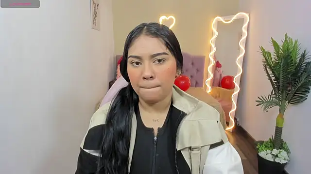 Snapshot of kendra_tay chatting on 02.21.25 kendra tay online show from 02.21.25