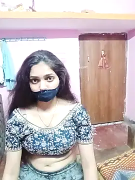 Snapshot of Cute-Simmi chatting on 12.13.24 Cute-Simmi online show from 12.13.24