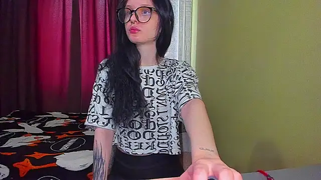 Snapshot of Hi_Kitti chatting on 03.11.25 Hi Kitti online show from 03.11.25