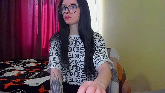 Snapshot of Hi_Kitti chatting on 03.13.25 Hi Kitti online show from 03.13.25