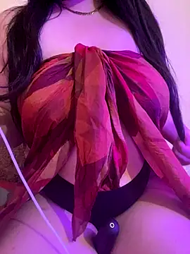 Snapshot of Cameelia chatting on 11.02.25 Cameelia online show from 11.02.25