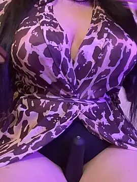 Snapshot of Cameelia chatting on 12.21.25 Cameelia online show from 12.21.25