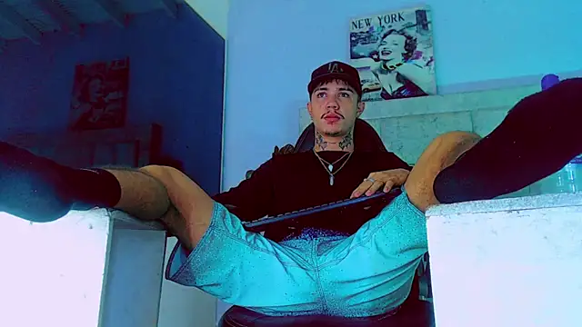 Snapshot of HannibalLester chatting on 10.01.25 HannibalLester online show from 10.01.25