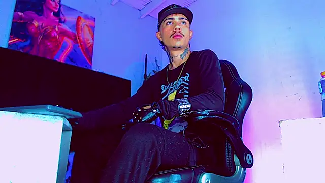 Snapshot of HannibalLester chatting on 10.25.25 HannibalLester online show from 10.25.25