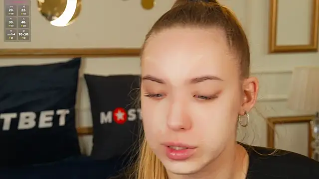 Julia  Star  online show from 12.18.24