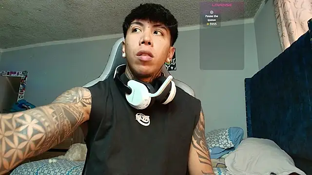 Snapshot of Nickhot0609 chatting on 10.13.25 Nickhot0609 online show from 10.13.25