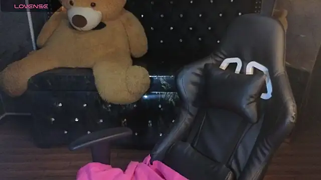 Snapshot of Kitty_fox_b chatting on 10.29.25 Kitty fox b online show from 10.29.25