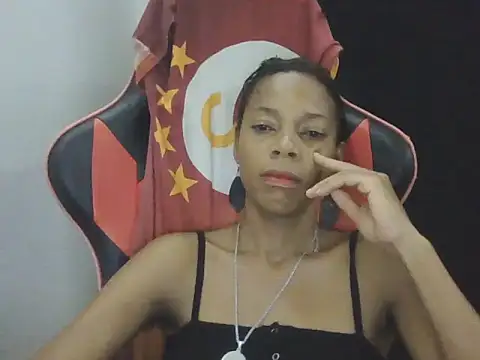 Snapshot of adele-33 chatting on 11.11.25 adele-33 online show from 11.11.25