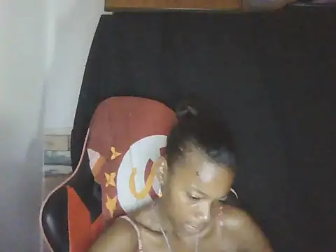 Snapshot of adele-33 chatting on 11.17.25 adele-33 online show from 11.17.25