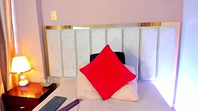 LaraGoldd online show from 10.31.25