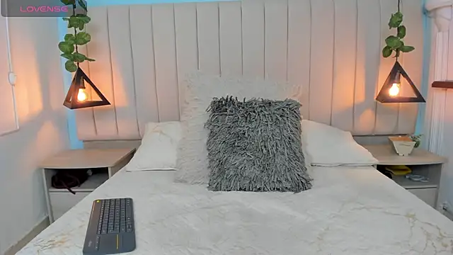 JulianaWaldo online show from 02.16.25