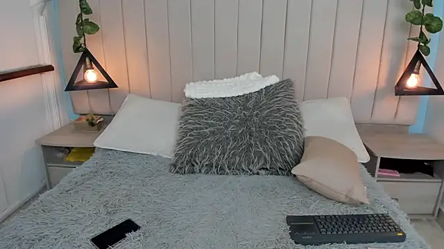 JulianaWaldo online show from 03.13.25