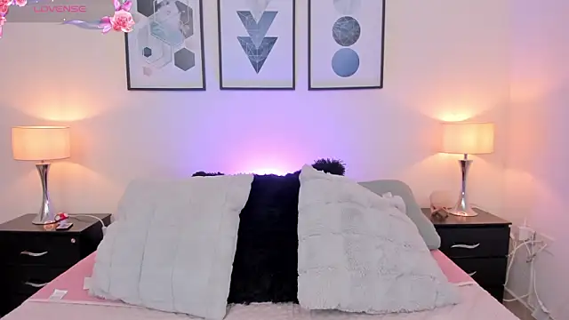 JulianaWaldo online show from 09.10.25