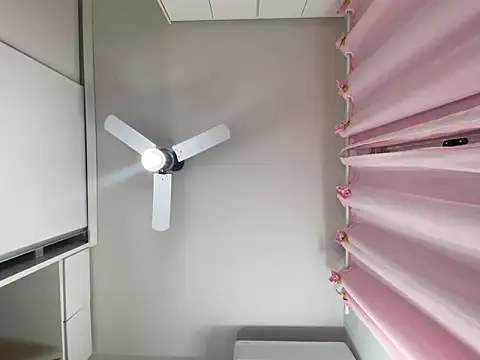 Snapshot of lariic chatting on 10.02.25 lariic online show from 10.02.25