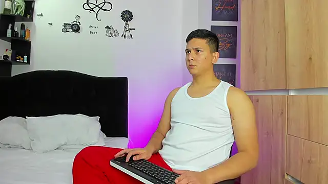 Snapshot of ANDREZALVAREZ chatting on 12.22.24 ANDREZALVAREZ online show from 12.22.24