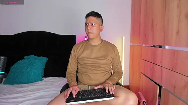 Snapshot of ANDREZALVAREZ chatting on 11.12.25 ANDREZALVAREZ online show from 11.12.25