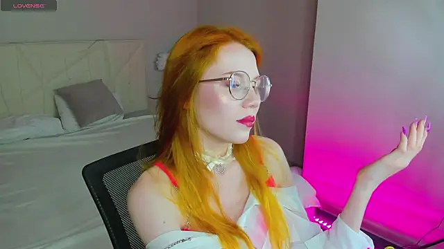 Snapshot of Esme_Runn chatting on 09.12.25 Esme Runn online show from 09.12.25