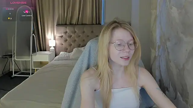 Esme Runn online show from 07.03.26