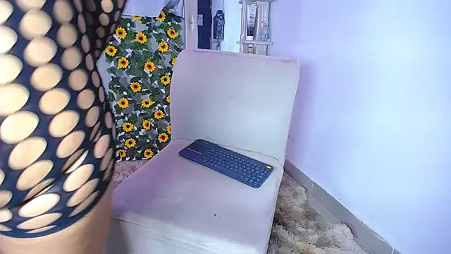 Snapshot of alaia_03 chatting on 12.21.24 alaia 03 online show from 12.21.24