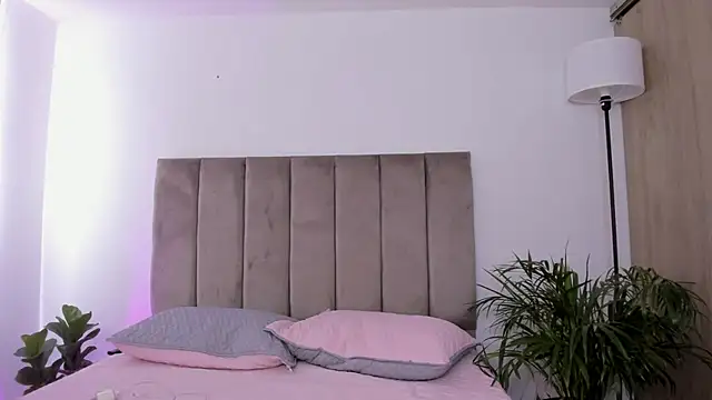 Niicoleta online show from 10.31.25