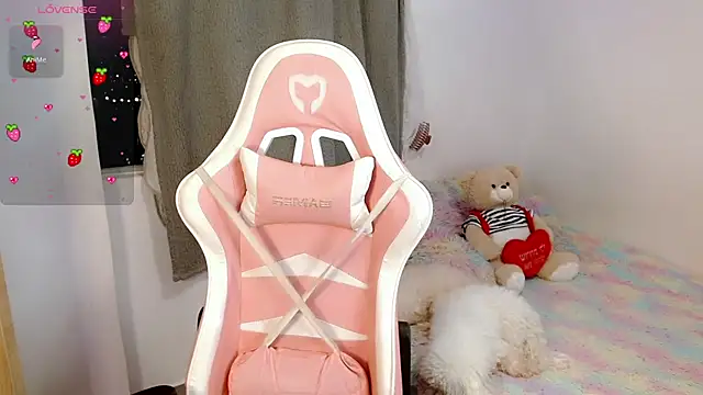 Snapshot of Kylie_martinez chatting on 12.20.24 Kylie martinez online show from 12.20.24