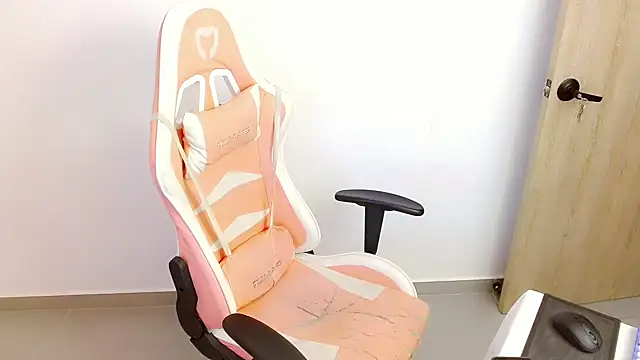 Snapshot of Kylie_martinez chatting on 03.01.25 Kylie martinez online show from 03.01.25