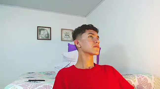 Noah tyler  online show from 12.04.24