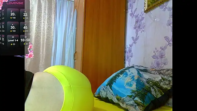 Snapshot of Aria__Dark chatting on 10.27.25 Aria Dark online show from 10.27.25