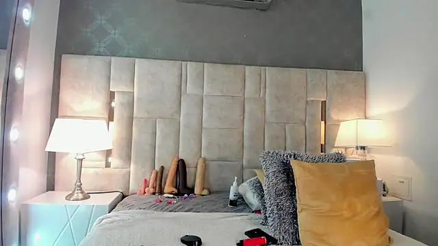 Snapshot of GaleHodge chatting on 02.08.25 GaleHodge online show from 02.08.25