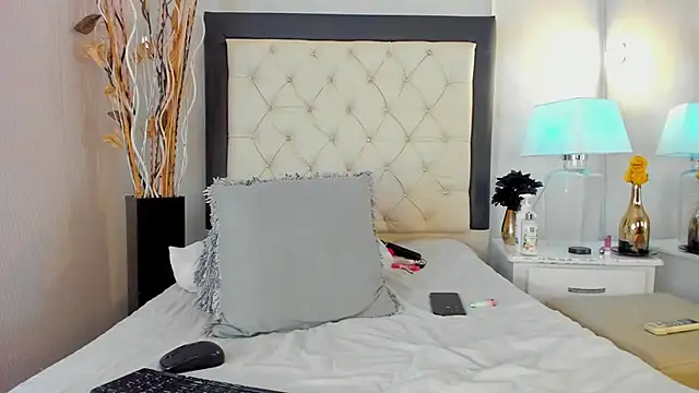 Snapshot of GaleHodge chatting on 09.20.25 GaleHodge online show from 09.20.25