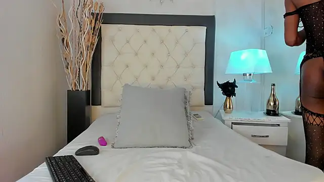 Snapshot of GaleHodge chatting on 10.28.25 GaleHodge online show from 10.28.25