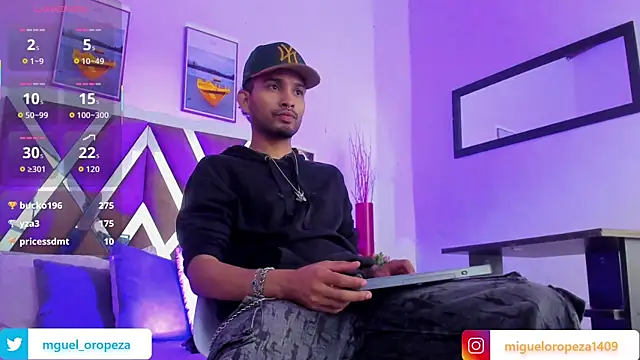 Snapshot of _miguel0 chatting on 10.10.25 miguel0 online show from 10.10.25