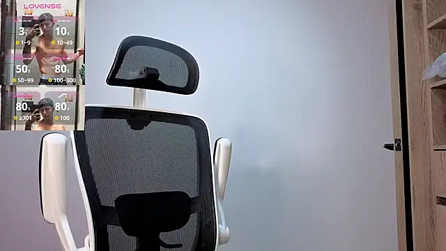 Snapshot of Cristopher23_ chatting on 10.08.25 Cristopher23 online show from 10.08.25