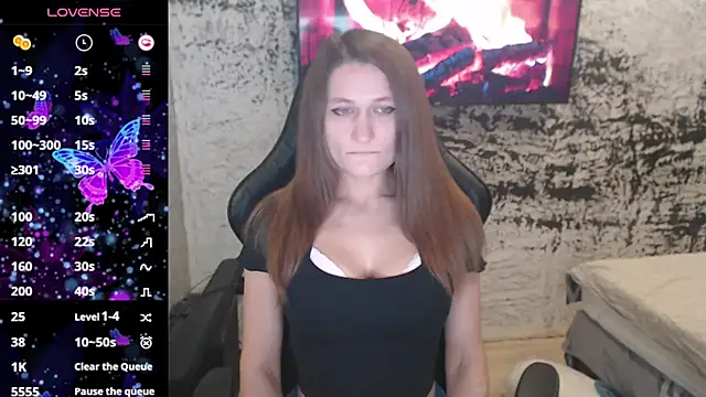 Snapshot of PamelaYoun chatting on 11.04.25 PamelaYoun online show from 11.04.25